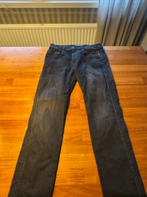 Replay Anbass Jeans Herr - Ett par fräscha Replay jeans till dunder pris. Knappt änvända då de inte satt riktigt som jag hade velat. Hämta hem dessa nu för bara 749kr.