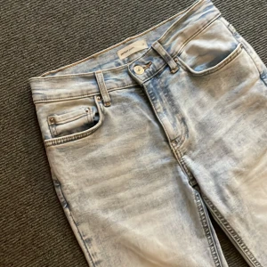 Ljusblå bootcut jeans - Köpde de för 500 nya! Säljer ett par ljusblå bootcut jeans i bra skick! Använder aldrig. Storlek 34.Sköna och stilrena❤️❤️