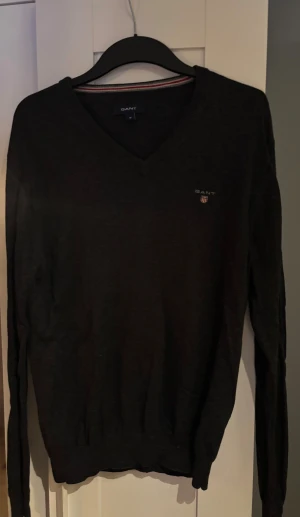 Svart v-ringad tröja från GANT - V ringad tröja från Gant i storlek M i bomull. 