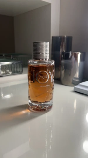 Joy dior intense parfym  - Dior parfym som luktar lyxigt och väldigt feminint. Håller hela dagen! Endast testad. Nypris är runt 2000kr💞