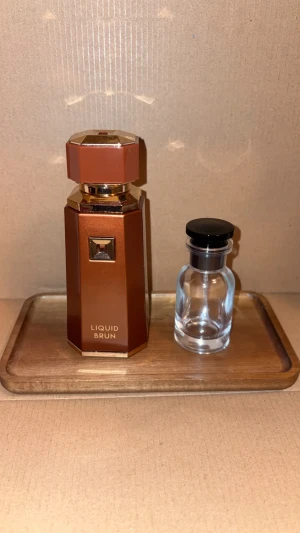 30ml Liquid Brun sample  - 30ml av Liquid Brun, en riktigt skön parfym att ge som present eller använda själv, 10% rabatt på bundles passa på! Gratis valfri  2ml sample med på köpet!!!