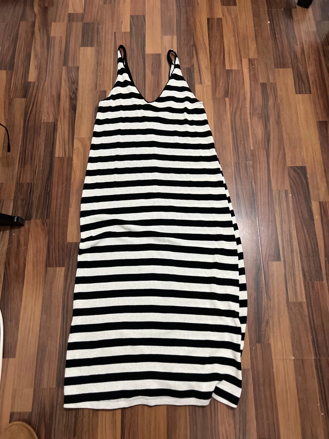 Svartvit långrandig klänning - 5