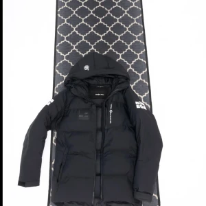 Svart pufferjacka med huva från Dope - Hör av er vid intresse. Högsta bud får den jackan, så gott som ny.