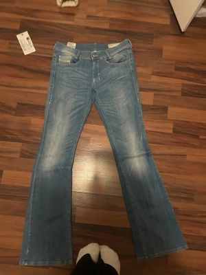 Bootcut jeans diesel  - Säljer ett par bootcut jeans från diesel industry, snygg tvätt. Säljer då dem inte kommit till användning. Storlek W27  L32