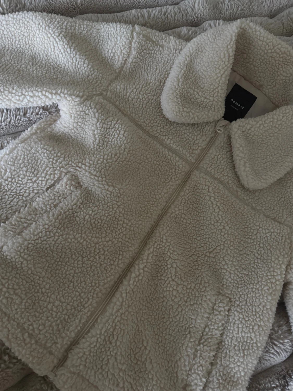 Beige teddyjacka från Name It