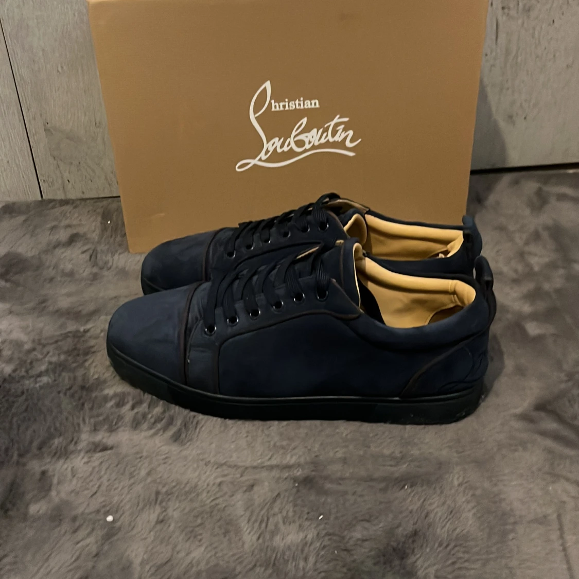  Sälja ett par Christian luvetins - 2