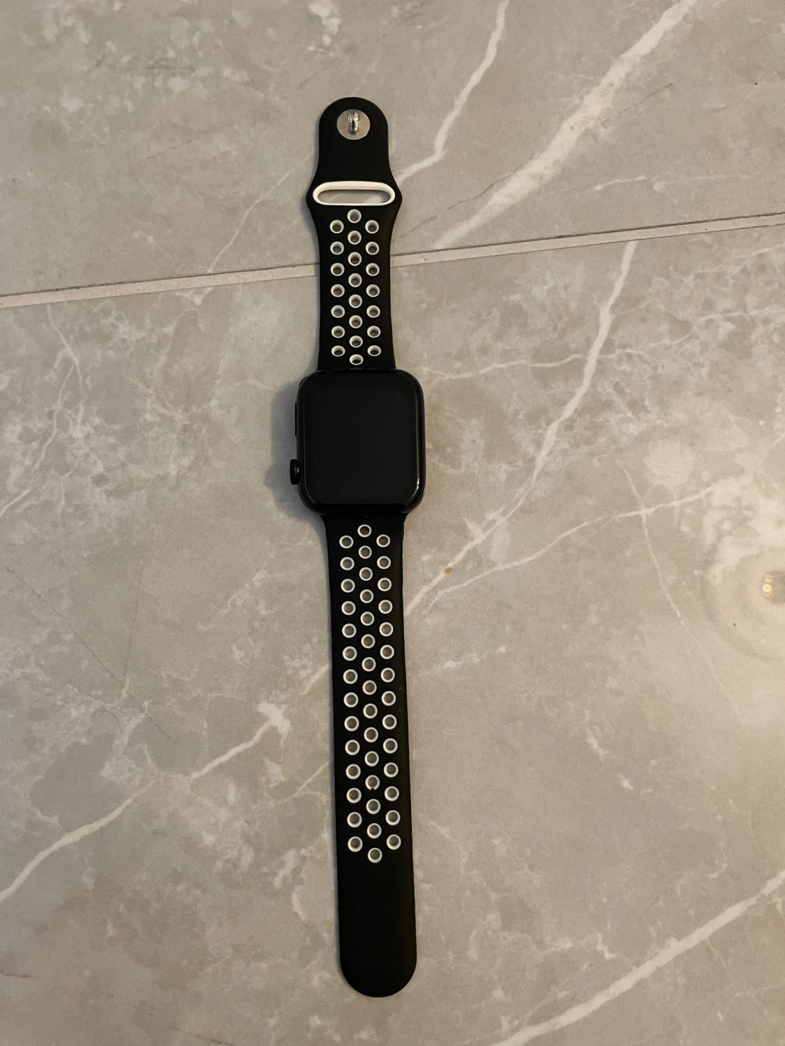 Apple Watch med svart/vitt sportarmband