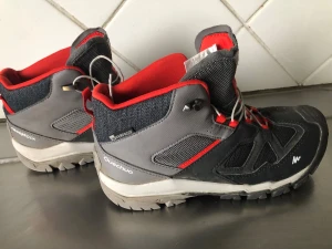 Fina vinterkängor i toppskick  - Fina Vinterkängor  i grått  och rött varmfodrade 