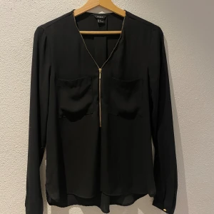 Blus  - Säljer denna mycket fina blusen som är helt ny! Aldrig använd, bara testad.