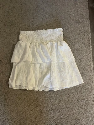 Volangkjol - Jättefin vit volangkjol från Shein. Aldrig använt 