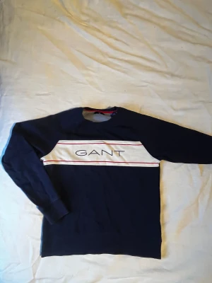 GANT SWEATSHIRT - Gant tröja som knappt blivit använd säljs nu pga garderobsrensning. Helt nytt skick, inga defekter.  Storlek 170/XS.