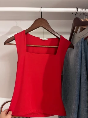 Röd topp - Den kommer ifrån Gina tricot, är i storlek 158/164! Den har använts 5+ gånger men är i väldigt bra skick! Skriv innan du köper🤍 /Pris kan diskuteras