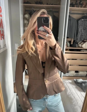 Brun kavaj/jacka - Glänser sååå fint