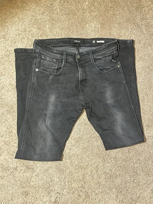 Replay svarta jeansbyxor skinny - Svarta Replay jeans med tvätt, slim passform. Klassiska detaljer vid fickorna, inte använda alls mycket så i väldigt bra skick. Nypris 1600kr mitt pris 600kr! Vid fler frågor bara skriv// Almen