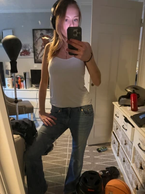 lager 157  ljusblå bootcut jeans - Säljer ett par klassiska lager 157  ljusblå tvätt. Jeansen har bootcut passform, normal midja och femficksdesign. De är tillverkade i mjukt jeanstyg och har lagers 157 ikoniska läderpatch bak i midjan. Perfekta för en avslappnad och trendig look.