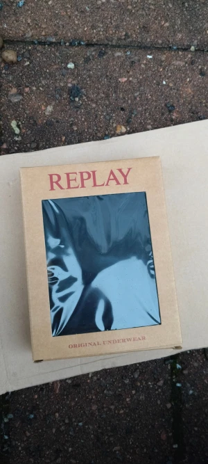 Svart T shirt  från Replay - Svarta T shirt  från Replay i originalförpackning. Klassisk design med bekväm passform och elastisk midja. Perfekta för dig som gillar stilrena underkläder med diskret branding. Materialet är mjukt och följsamt för extra komfort. bomull