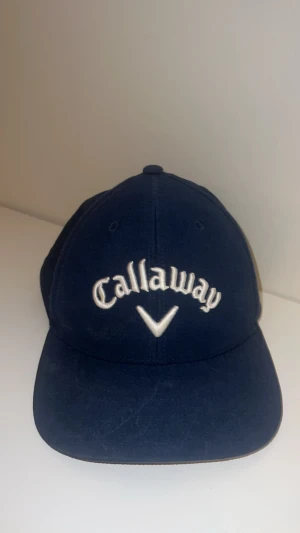 Callaway keps - Mörkblå Callaway keps. Det vita på är saltvatten. Vet inte om det går att tvätta bort?