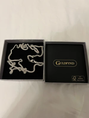 Silver halsband - Väldigt snygg halsband, glänser som fan och har använt några gånger bara, passar väldigt bra och ganska lång men på en bra längd