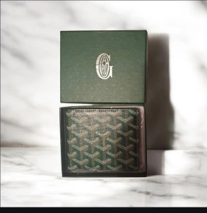 Grön rutig G0Y@RD Plånbok - Säljer nu denna riktugt snygga helt nya G0Y@RD plånka som är sjukt stilig och perfekt att ha cash i,bara att fråga om ni vill ha mer bilder eller om ni vill dikutera priset