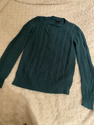 Tröja - Mörkgrön tröja med mönster från Lindex. Knappt använd och är i storlek XS