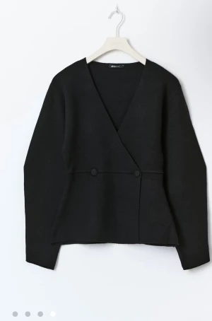 Svart omlottopp från Gina Tricot - Svart omlottopp med v-ringning och långa ärmar från Gina Tricot. Använd endast en gång, precis som ny❤️ skriv för fler bilder, pris kan diskuteras 