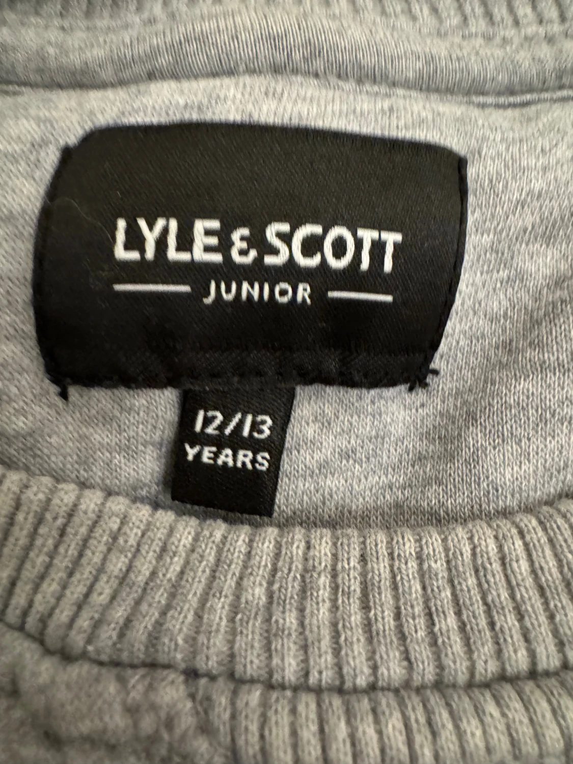 Grå sweatshirt från Lyle & Scott - 1