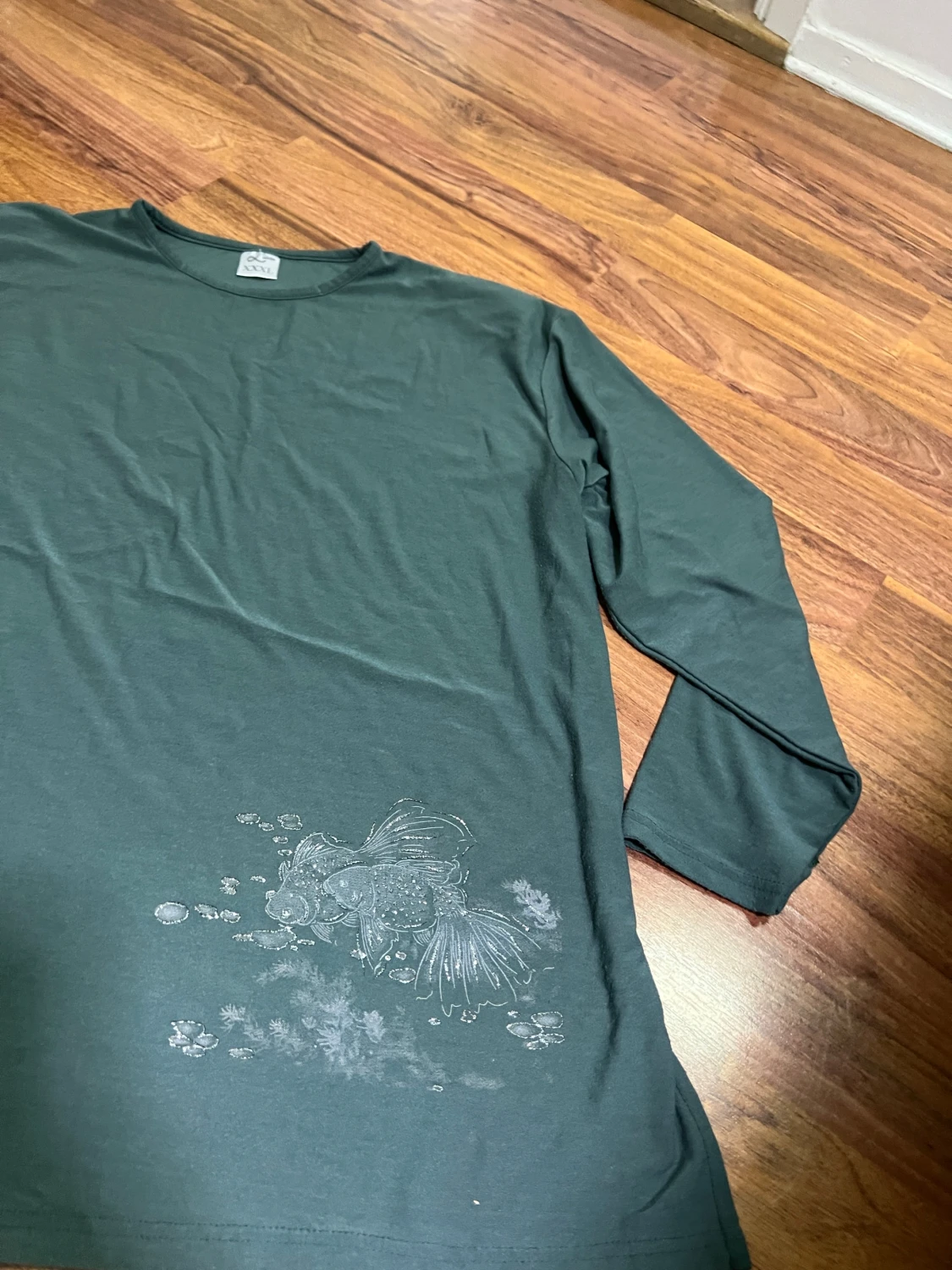 Mörkgrön långärmad tröja med fiskmotiv - 1