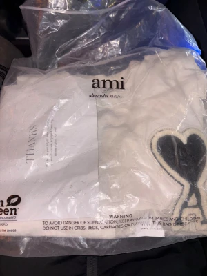 Ami t shirt  - AMI T SHIRT perfekt condition och väldigt ny