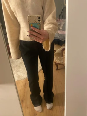 Svarta kostymbyxor från Bik Bok - svarta kostymbyxor från Bik Bok, utsvängda. Low waist, i storlek 36/S, slitningar ner till.