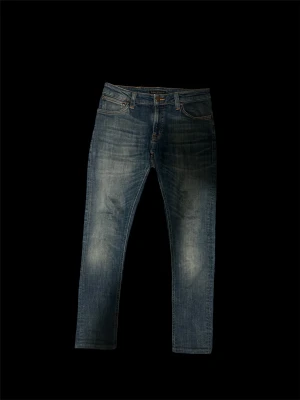 Nudie jeans  - Riktigt feta nudie jeans i  W28 L34 Inga skador utan de är skuggor från appen jag använder för att ta bort bakgrunden