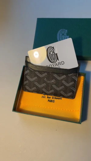 Black cardholder  - Snygg och stilren svart plånbok som passar perfekt som present eller bara att ha på sig för att matcha sin outfit 
