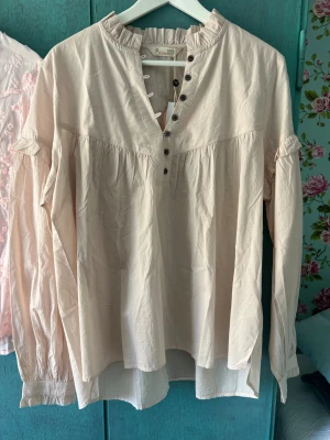 Odd Molly blus - Ljusbeige blus i 100% bomull. Helt ny med prislappar kvar. Storlek 38/40. Jag tar Swish men köpare står för frakt.