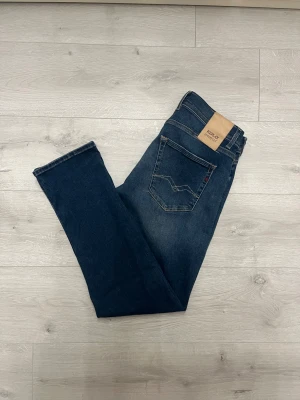 Replay Grover mörkblåa jeans  - Hej! Säljer dessa nästintill HELT NYA replay Grover jeansen//Inge defekter//hör av er vid frågor! 