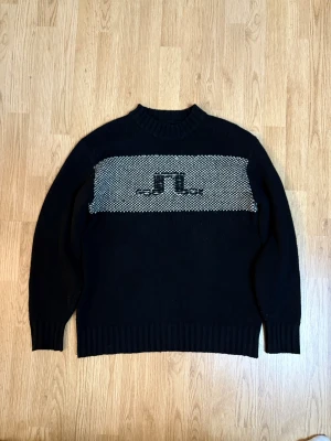 J Lindeberg merinoull tröja - Skön tjock J Lindeberg tröja i 80% merinoull. Storlek S Kom med frågor och bud . Lite nopprig med går att ordna