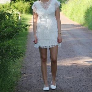 Lace Frill Short Dress - Jag säljer min studentklänning från i somras. Endast använd på studentdagen och fotografering. Så så vacker klänning, med fina detaljer. Perfekt till studenten!! 