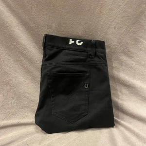 Dondup George  - Dondup George| svart| Size 31 fits 32| nyskick| nypris ca 2899| vårt pris: 999kr| vid frågor/extra bilder ”kontakta”.📩 