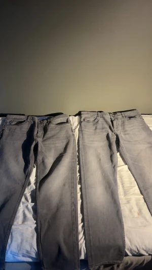 Två st gråa boss jeans - Båda är nya med prislapp och det är samma storlek på båda, 900 för båda men det går även att köpa bara ett par