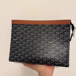 Svart G kuvertväska - Nytt skick