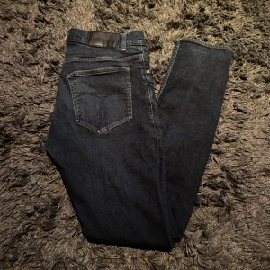 Tiger of Sweden Jeans Marinblå - Tiger of Sweden Jeans | Marinblå | Modell: Evolve | Skick: 9,5/10 | Nypris: 1499 SEK | Pris: 199 SEK | Storlek: W30 L32 | | Frakt: Postnord + Instabox + Bring | Skriv vid minsta fråga eller fundering  📩 Priset är diskuterbart.