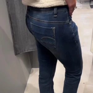 Lowaist g-star jeans - Snygga mörkblå jeans från g-star med klassisk femficksdesign och bootcut-ben. Jeansen har en low waist midja. Tillverkade i stretchig denim som sitter skönt och formar sig efter kroppen. Skriv om frågor och vid snabb affär kan priset diskuteras❣️❣️