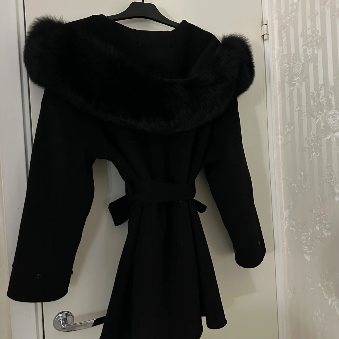 Elegant svart kappa med pälskrage  - 3