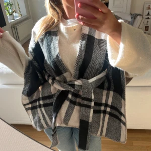 Rutig poncho  - Super snygg rutig poncho med knyte runt midjan, använd några gånger men inga defekter! Storlek One size!💞