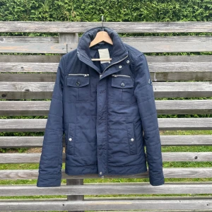 J.Lindeberg fieldjacka  - Hej!säljer den här fieldjackan ifrån J.Lindeberg i jättefint skick, den är storlek small men passar även small. Eftertraktad och populär jacka som är perfekt nu till hösten. Hör gärna av dig om du har några frågor!