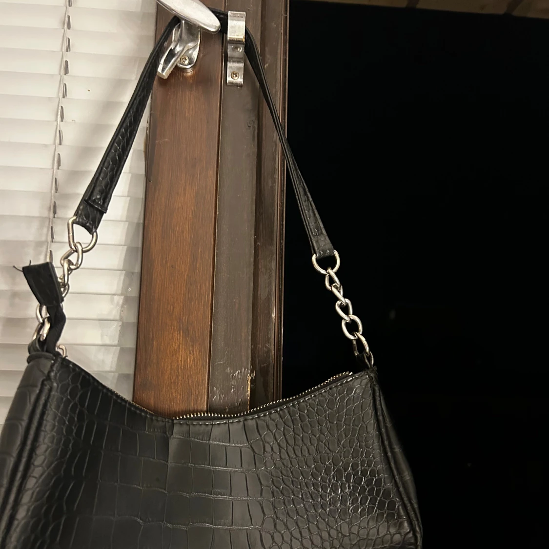 Svart axelväska i croco-imitation - 1