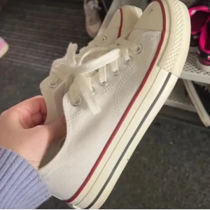 Skor - Säljer dessa fina converse liknade skorna, använda en gång, tvättar av innan ja skickar dom🩷