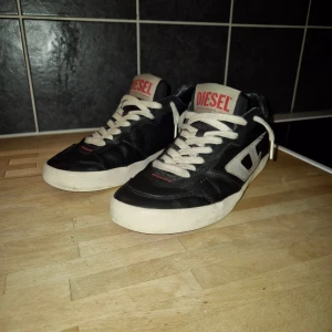 Diesel skor - Säljer mina diesel skor då de ej används mer. Fint skick men tecken på användning finns. Sitter som 41-42. Slitna på innersulan. Box kan hänga med till rätt pris.