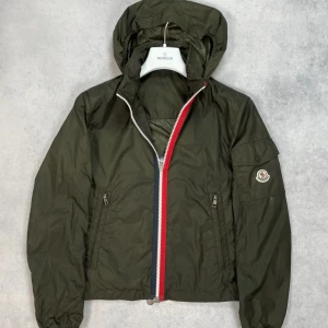 Moncler keralle jacket - –  Skick: 9/10  – Storlek: 2 och 4  –  Nypris: 10 000 kr +   Modellen är 185 cm lång och bär storlek 4  Tänk på att Moncler sitter litet, vi rekommenderar att gå upp en storlek