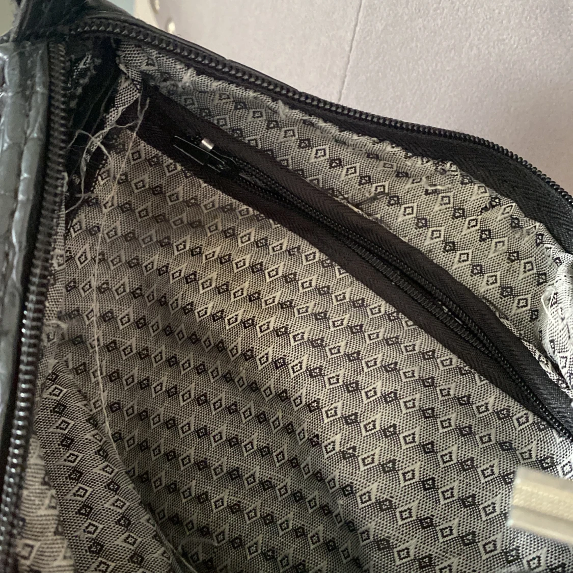 Svart axelväska med croco-mönster - 3