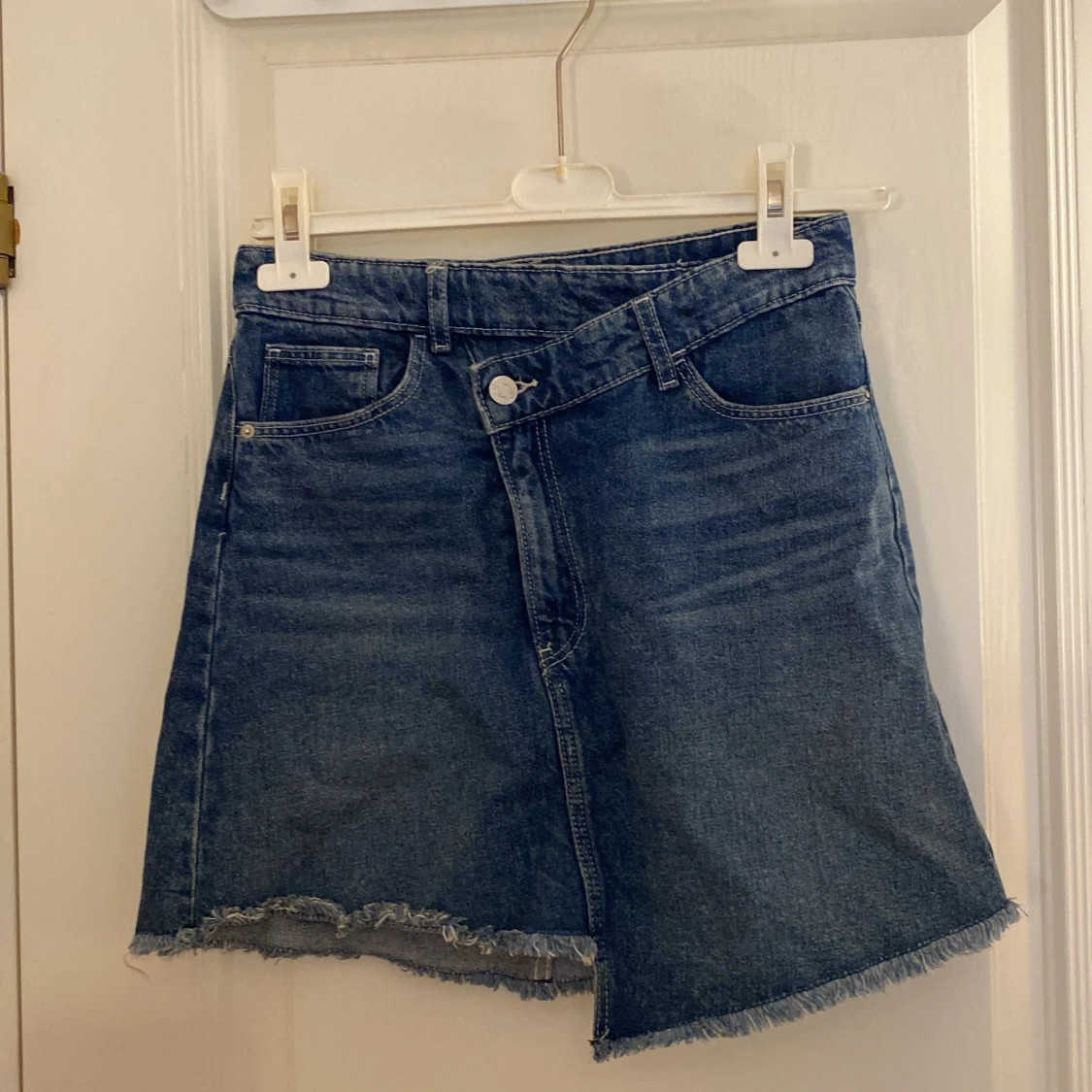 Blå jeanskjol från H&M med rå kant