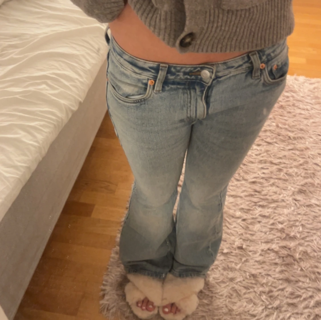 Lågmidjade bootcut jeans från Weekday